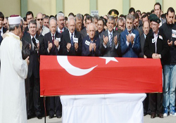 Şehit polisi bebeğinden habersiz uğurladılar!