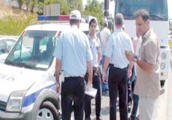 Kaçarken polis aracına çarptı