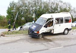 Minibüs otobille çarpıştı Yaralılar yollara saçıldı