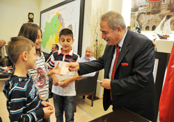 Başkandan  çocuklara bayram harçlığı