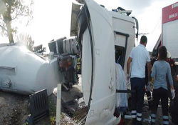 Buğday yüklü TIR devrildi