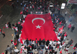 Karanlığa inat aydınlığa yürüdüler