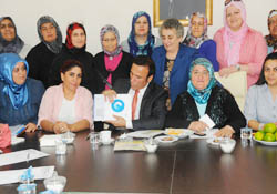 Başkan logo derdinde kadınlar poz