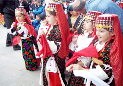 Kültürel değerlerimize sahip çıkmak zorundayız