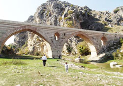 7 ASIRLIK TARİHİ KURT KÖPRÜSÜ İLGİ BEKLİYOR