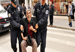 Para vermeyene hakaret eden dilenciye gözaltı