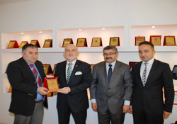 Eğitime katkı plaketi