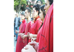 Hayvan hakları için kendilerini zincirlediler