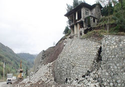 Artvin'deki heyelanda bir ev yıkıldı