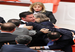 Tülay Bakır yumrukların arasında kaldı