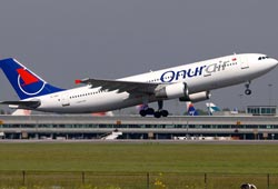 Onur Aır'den sevgililere jest