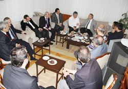 100 kişilik hacı kafilesini  tek tek ziyaret