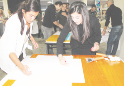 Kağıt boyama tekniğini gösterdiler