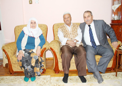 Hacıların mutluluklarına ortak oldu