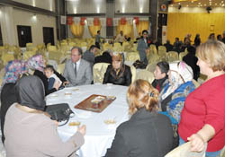 Yüzlerce kase aşure dağıtıldı