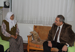 100 hacıyı tek tek ziyaret etti