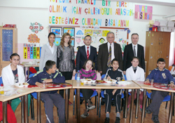 Çocuklarımıza sevgiyle bakıyoruz