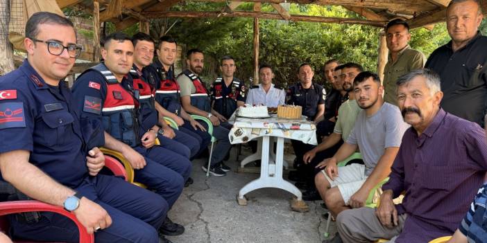 Samsun'da vatandaşlardan jandarmaya sürpriz kutlama