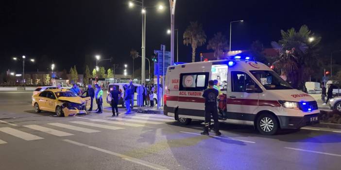 Trafik kazasında taksi sürücüleri yaralandı