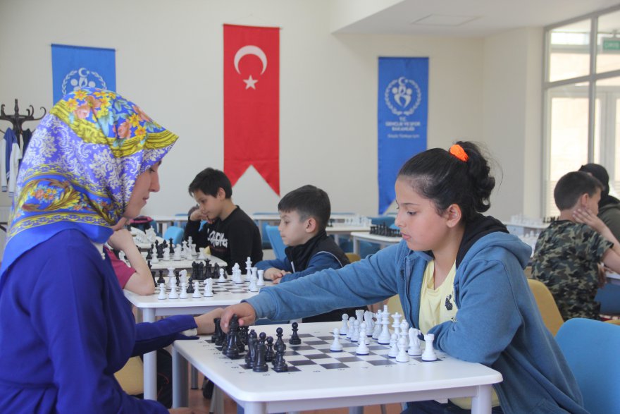 ÜNİVERSİTELİLERDEN ÖĞRENCİLERE GÖNÜLLÜ EĞİTİM DESTEĞİ