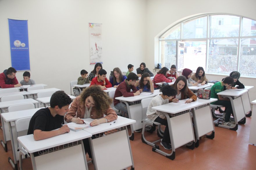 ÜNİVERSİTELİLERDEN ÖĞRENCİLERE GÖNÜLLÜ EĞİTİM DESTEĞİ
