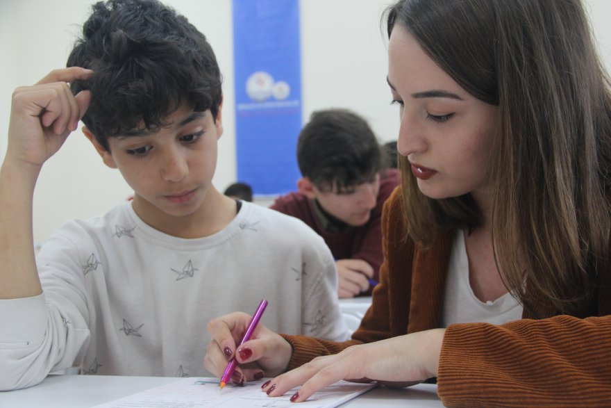ÜNİVERSİTELİLERDEN ÖĞRENCİLERE GÖNÜLLÜ EĞİTİM DESTEĞİ