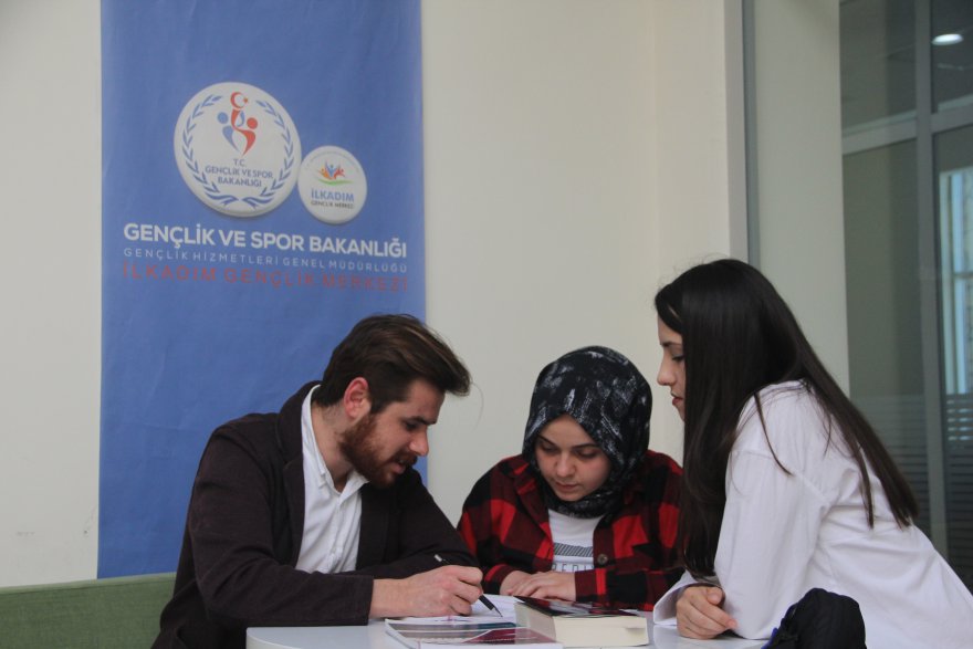ÜNİVERSİTELİLERDEN ÖĞRENCİLERE GÖNÜLLÜ EĞİTİM DESTEĞİ