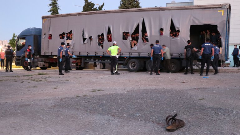 SAMSUN'DA TIR DORSESİNDE 165 DÜZENSİZ GÖÇMEN YAKALANDI