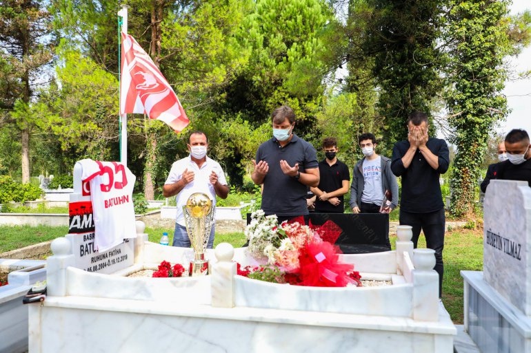 ŞAMPİYONLUK KUPASI BATUHAN'IN KABRİNE GÖTÜRÜLDÜ