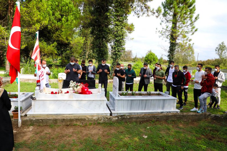 ŞAMPİYONLUK KUPASI BATUHAN'IN KABRİNE GÖTÜRÜLDÜ