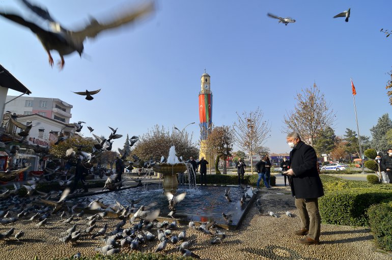 BELEDİYE EKİPLERİ SOKAK HAYVANLARINI BESLİYOR