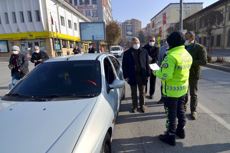 BELEDİYE EKİPLERİ SOKAK HAYVANLARINI BESLİYOR