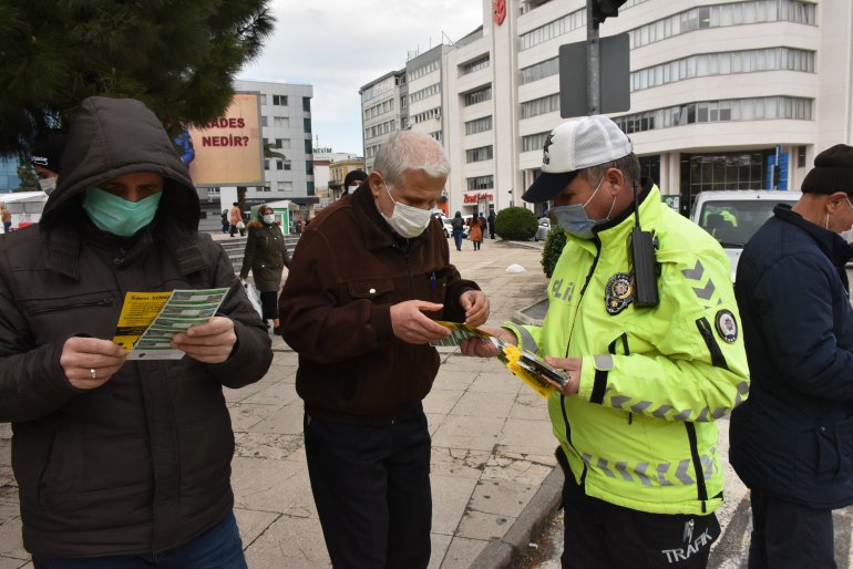 TRAFİK EKİPLERİ SÜRÜCÜ VE YAYALARI UYARDI