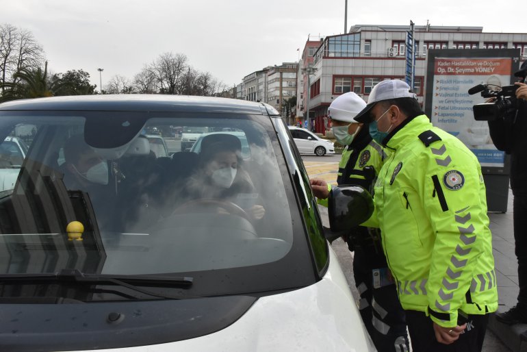 TRAFİK EKİPLERİ SÜRÜCÜ VE YAYALARI UYARDI