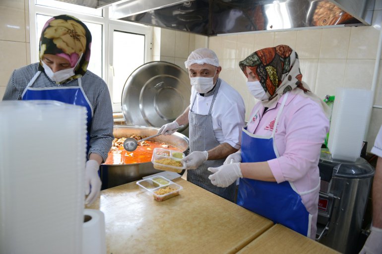 HER GÜN BİN AİLEYE İFTARLIK ULAŞTIRILIYOR