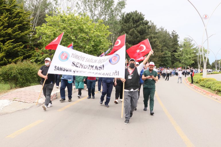 OMÜ'DE SAĞLIK İŞÇİLERİ BORDROLARIYLA EYLEM YAPTI