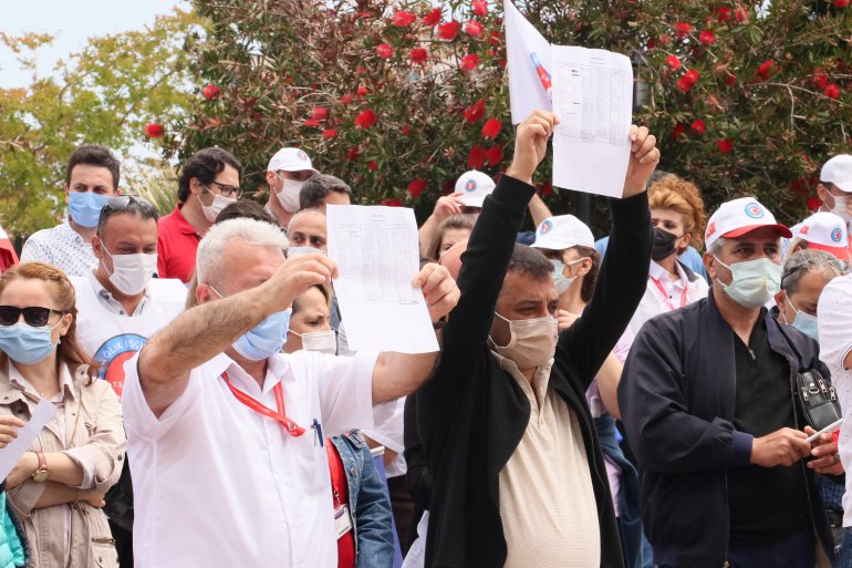 OMÜ'DE SAĞLIK İŞÇİLERİ BORDROLARIYLA EYLEM YAPTI