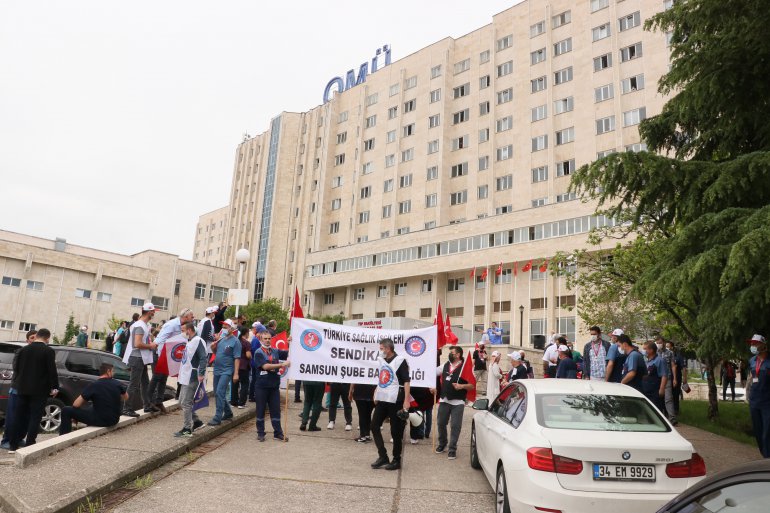 OMÜ'DE SAĞLIK İŞÇİLERİ BORDROLARIYLA EYLEM YAPTI