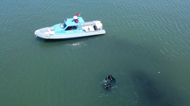 'KURBAĞA ADAMLAR' DENİZDEN 500 KG ATIK ÇIKARDI