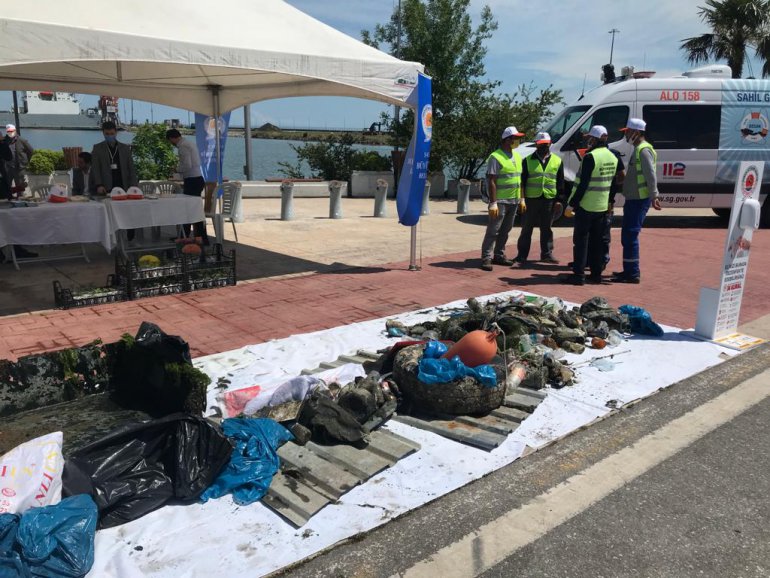 'KURBAĞA ADAMLAR' DENİZDEN 500 KG ATIK ÇIKARDI