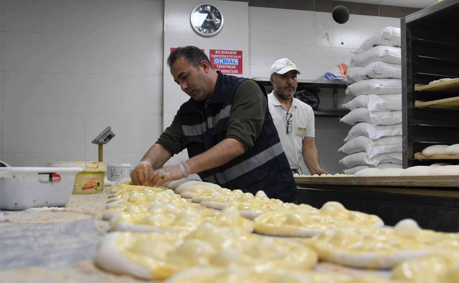 afetzedeler-icin-ramazan-pidesi-yapti-2.jpeg