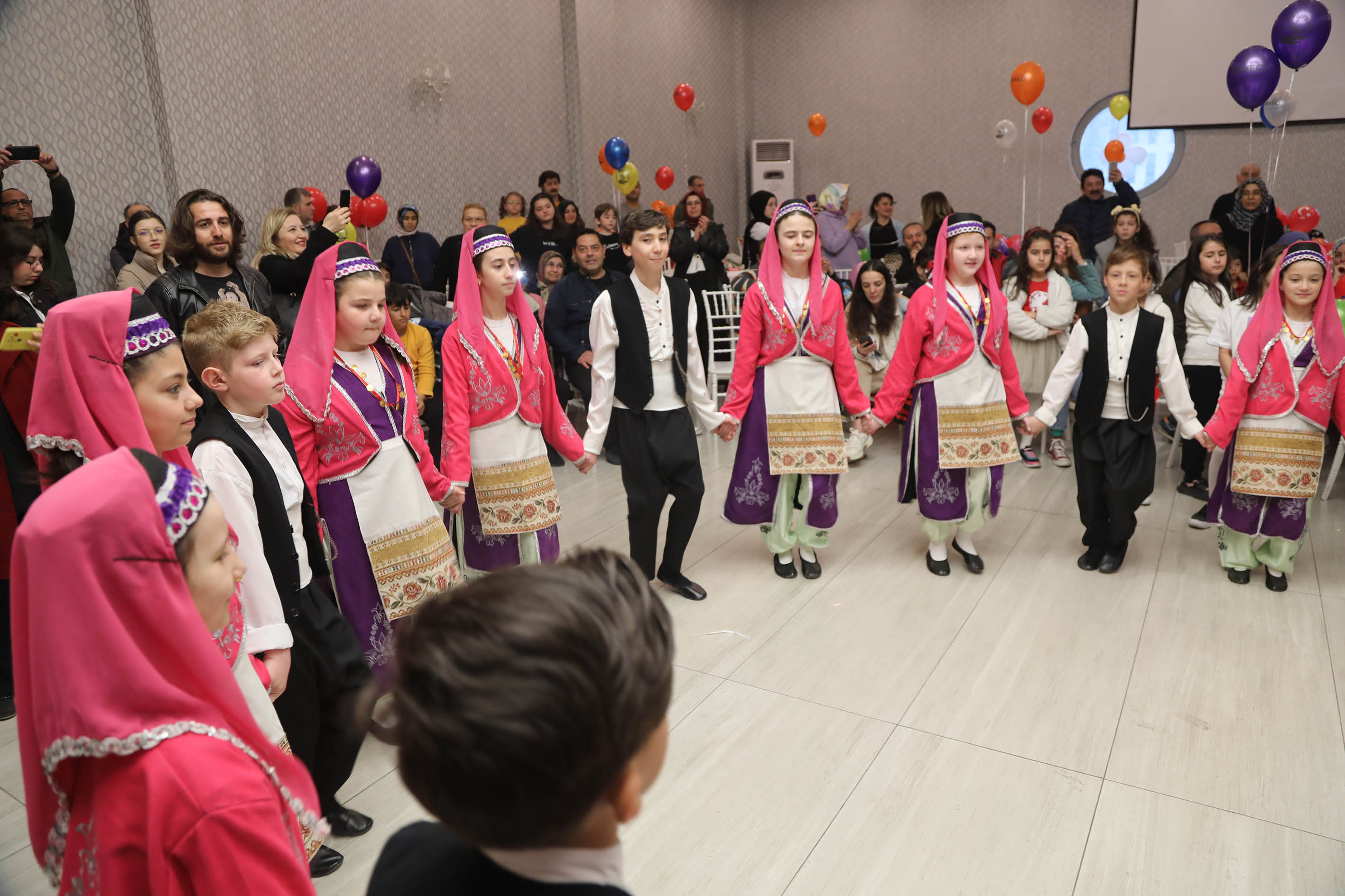 atakumda-depremzede-miniklerin-bayram-coskusu-4.jpg