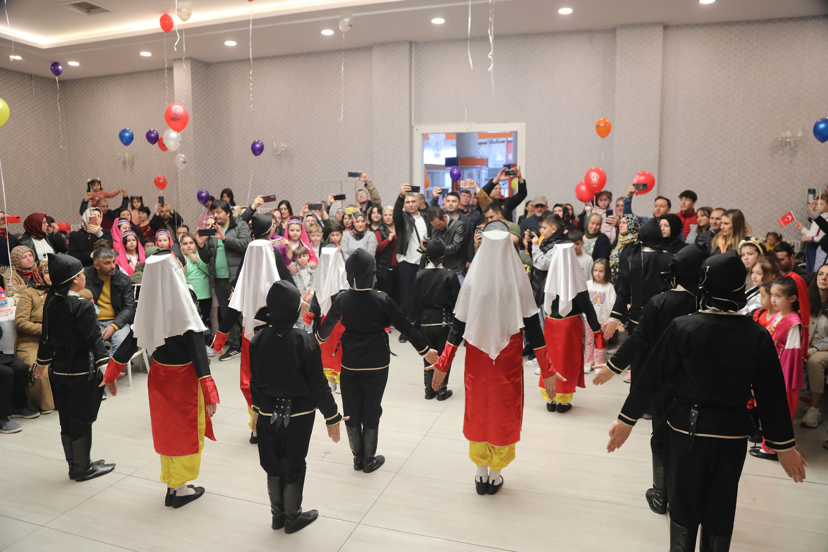 atakumda-depremzede-miniklerin-bayram-coskusu-5.jpg