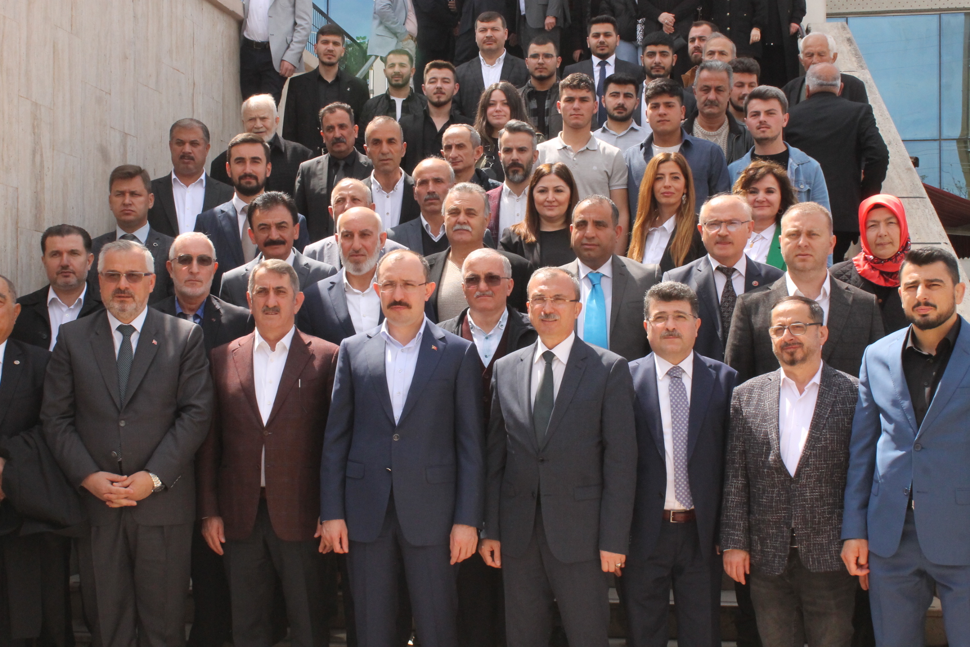 aa-20230427-30974218-30974215-ticaret-bakani-mus-samsunda-ak-parti-teskilat-mensuplariyla-bulustu.jpg