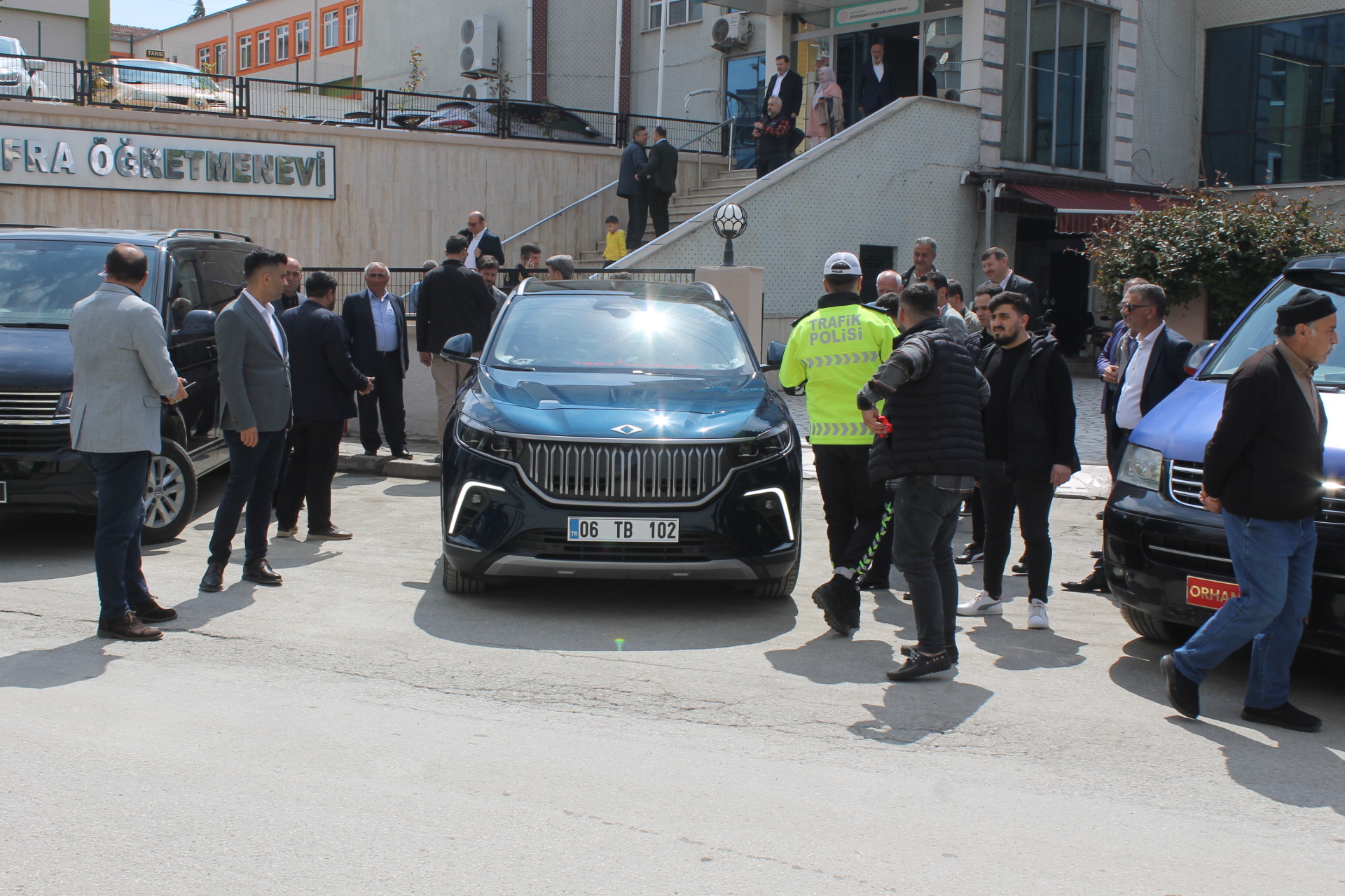 aa-20230427-30974218-30974216-ticaret-bakani-mus-samsunda-ak-parti-teskilat-mensuplariyla-bulustu.jpg