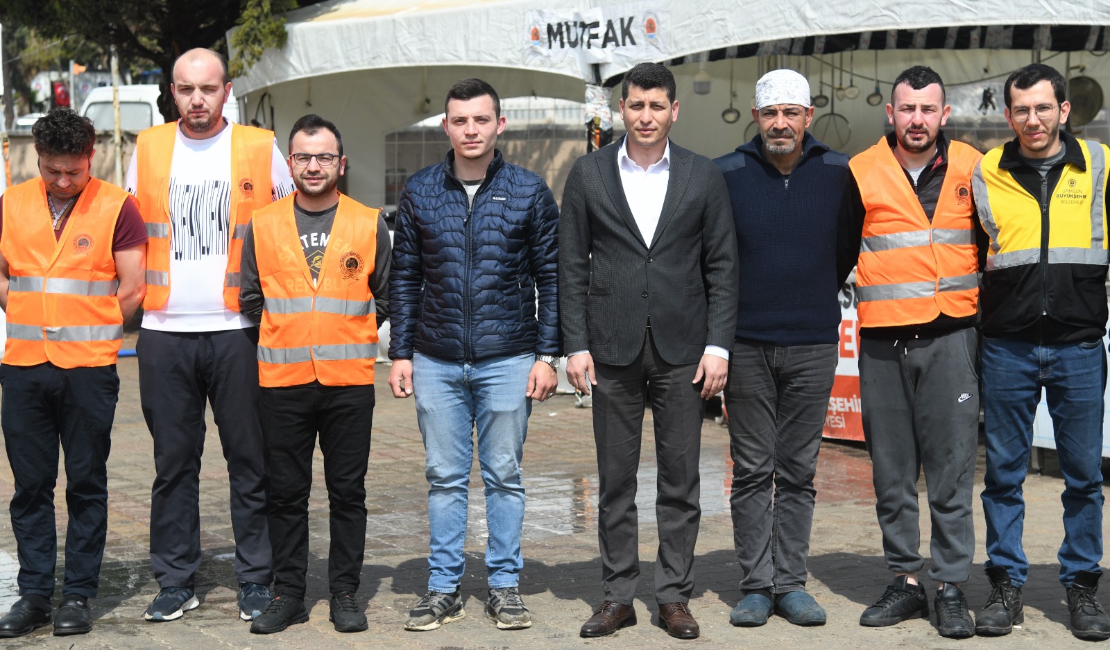 buyuksehir-750-bin-kisilik-sicak-yemek-dagitti-1.jpeg