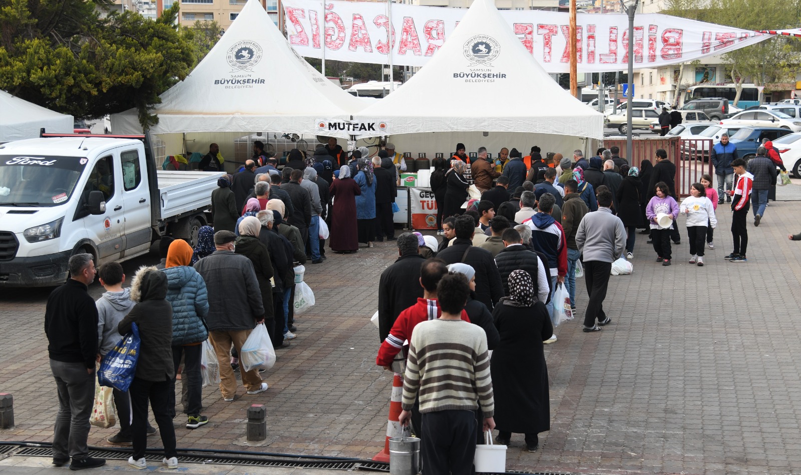 buyuksehir-750-bin-kisilik-sicak-yemek-dagitti-6.jpeg