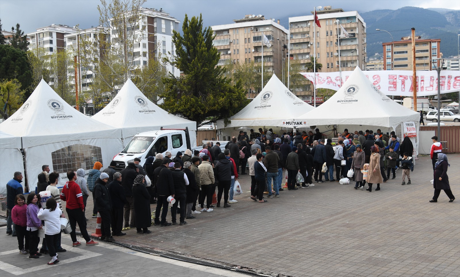 buyuksehir-750-bin-kisilik-sicak-yemek-dagitti-7.jpeg
