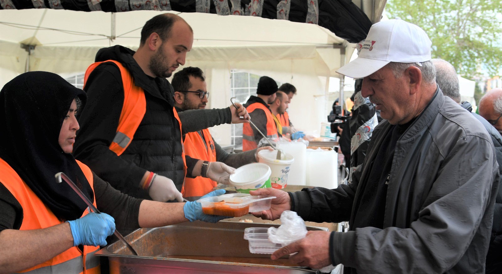 buyuksehir-750-bin-kisilik-sicak-yemek-dagitti-8.jpeg