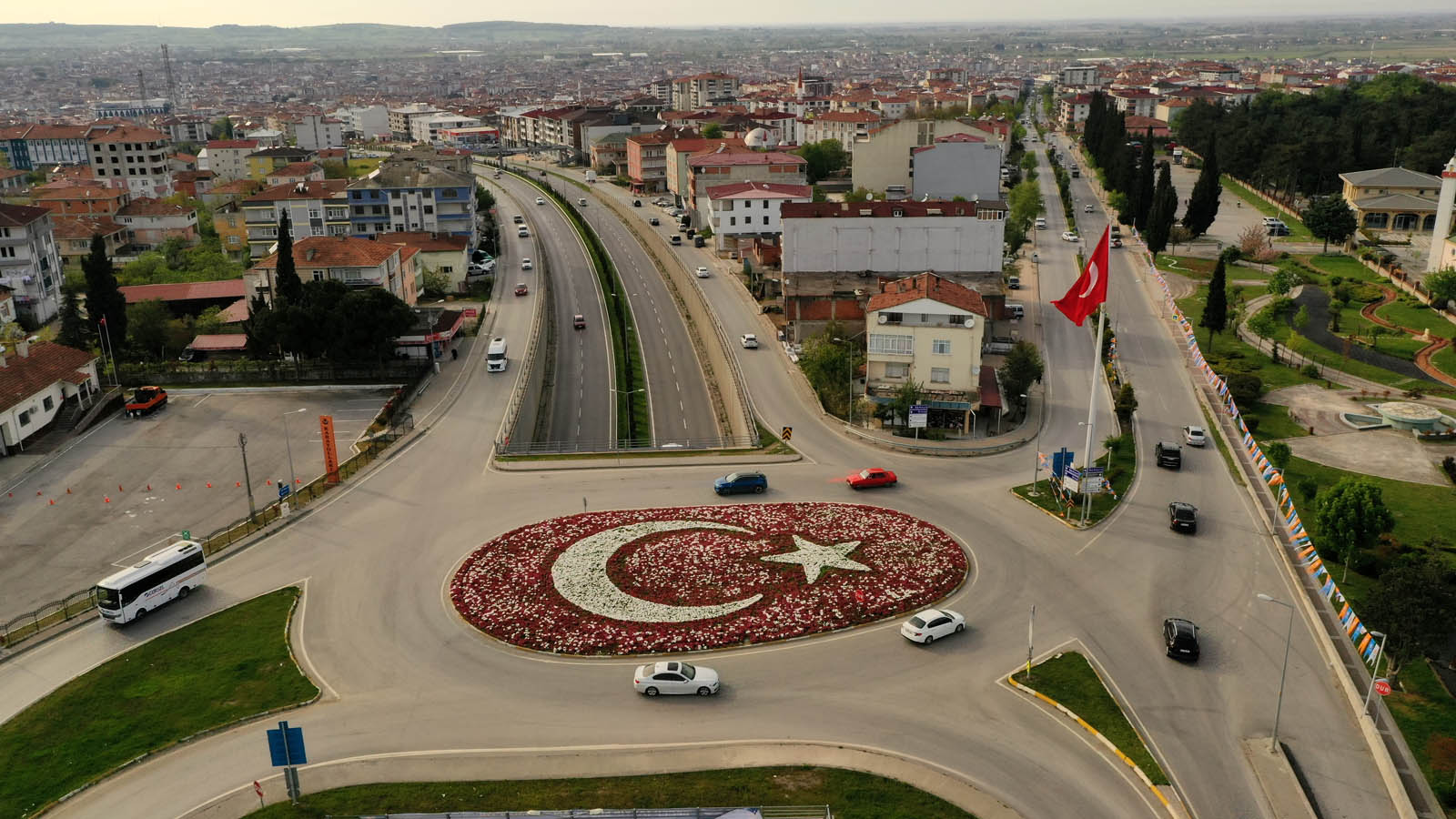 aa-20230511-31112368-31112367-bafrada-turk-bayragi-motifli-peyzaj-calismasi-yapildi.jpg